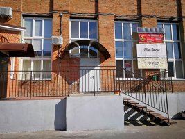 Вход в Центр ушу и цигун Шаолинь Подъезд Центра традиционного ушу и цигун Шаолинь